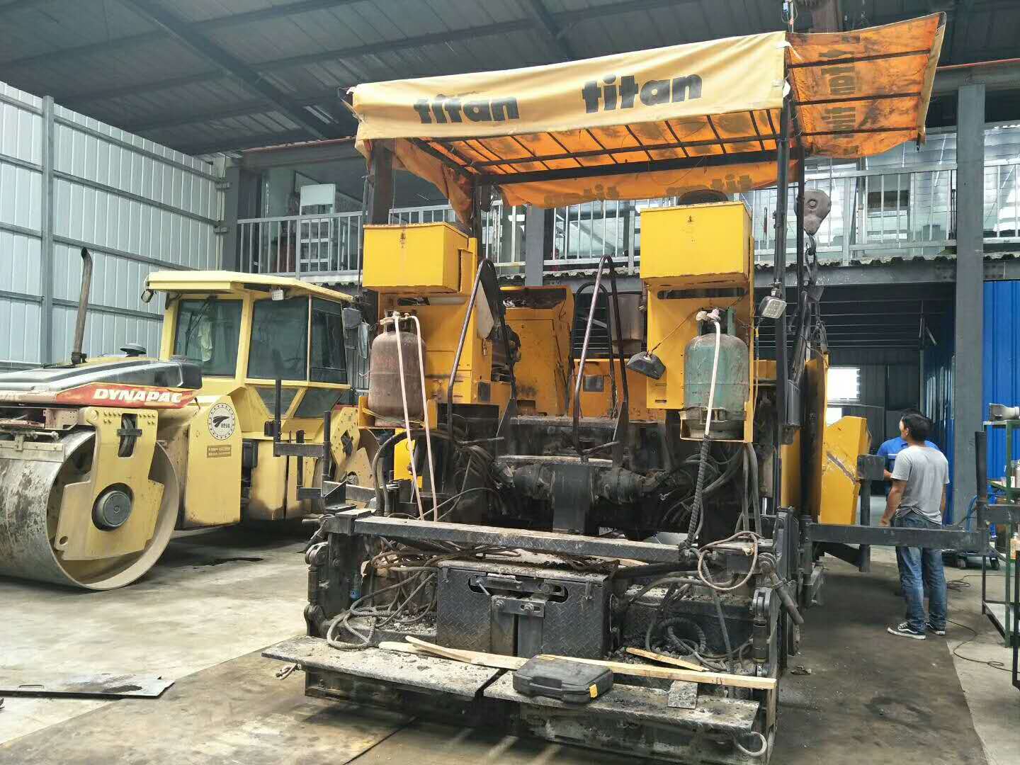 維修銑刨機、攤鋪機、壓路機、冷再生等路面機械設(shè)備